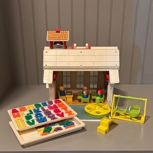 #923 Fisher Price Play Family School